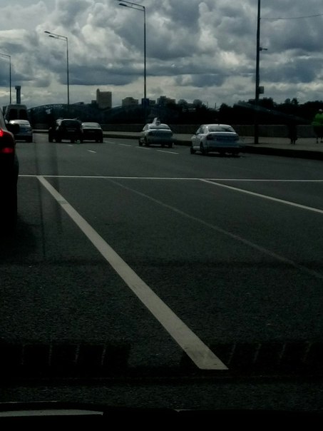 Renault и Honda на Малоохтинской набережной , сразу после моста Ал. Невского,