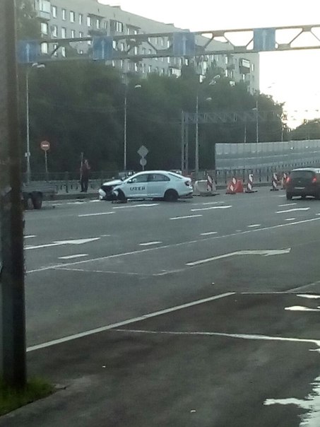 Такси "Uber" снёс ограждения на Дачном пр. в сторону КАД. Водитель жив и здоров.