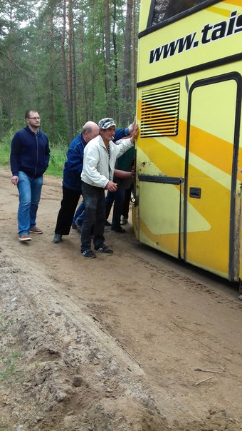 На Трасса е-95 в 13 ч от г.Луга огромная пробка.Водитель решил обьехать пробку по проселочной дороге...