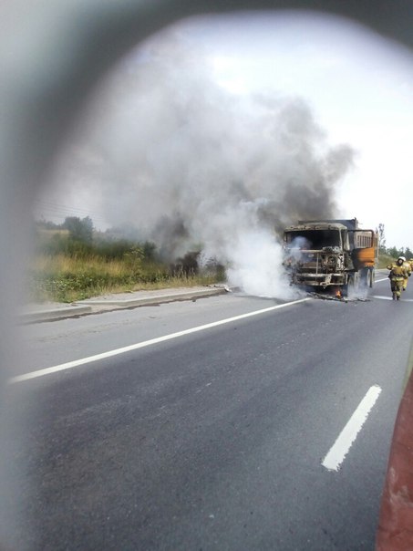 На Киевском шоссе горит самосвал у поворота на Малое Карлино
