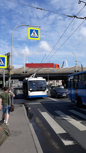 В 15:20 у ЗСД на Ленинском пр. в сторону пр. Героев встал троллейбус. Вырвало крепление проводов со ...