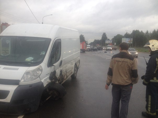 Серьёзное ДТП на пересечении Колтушского шоссе и Крымской улицы . Мужчине стало плохо, выехал на вст...
