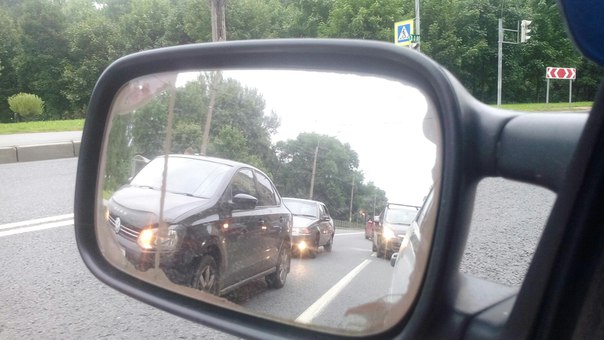 Авария перед перекрестком Волковского и Салова, на светофоре. ДПС на месте нет, собралась не большая...