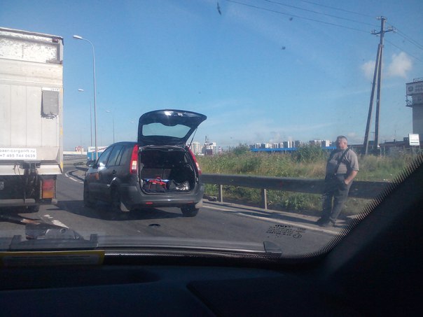 Водители не смогли определиться кому куда надо ехать. И устроили ДТП на выезде из Новосаратовки на К...