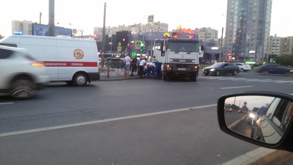 На пересечении Маршала Жукова и Ленинского , похоже что грузовик Iveco придавил велосипедиста . Прие...