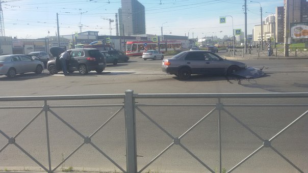 ДТП на перекрестке Дальневосточного и Дыбенко одна из машин еще дымит!