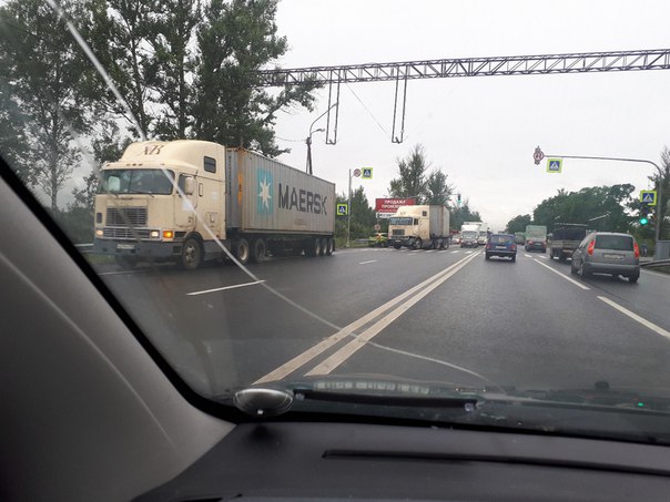 На Московскомой шоссе, у светофора перед постом ДПС. В сторону Москвы все полосы перекрыты, проезд п...