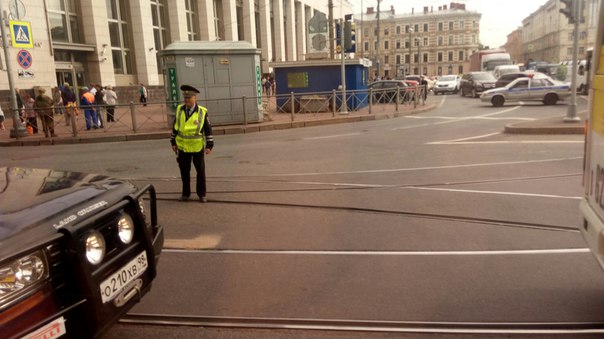 Эвакуируют Финляндский вокзал. На светофоре регулировщики разворачивают всех кто едет в сторону Комс...