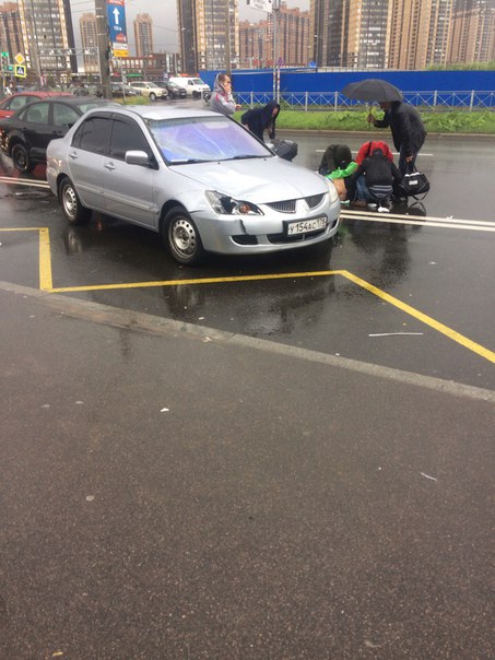 У метро парнас на остановке женщина попала под машину