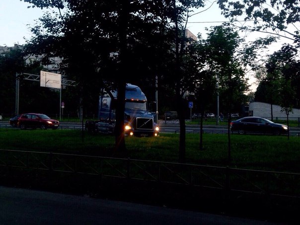Volvo решила объехать пробку по газонам в районе дома 26-28 по Дачному проспекту