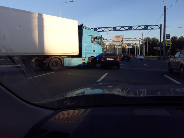 Три одинаковых ДТП с грузовиками и легковыми подряд на проспекте Обуховской обороны 271 в сторону Ры...