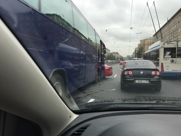 ДТП 9:35 напротив метро Автово. Автобус и ford с восклицательным знаком.