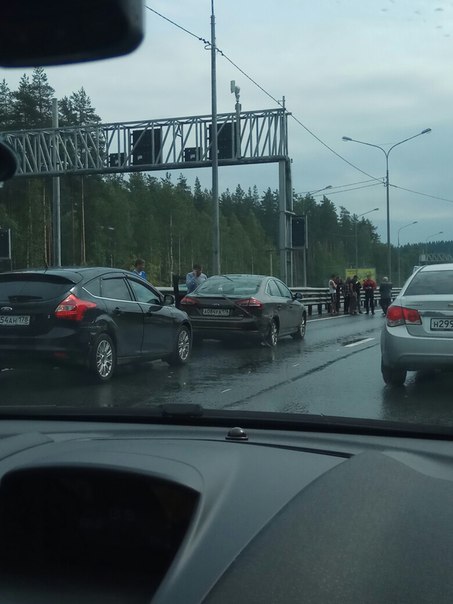 На Ново-Приозерском шоссе на р. Охте в направлении города, собрано 3 машины, движение медленное