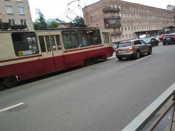 Дтп на Среднеохтинском пр-те, у Красногвардейской площади на трамвайных путях устроили Mercedes и Фо...