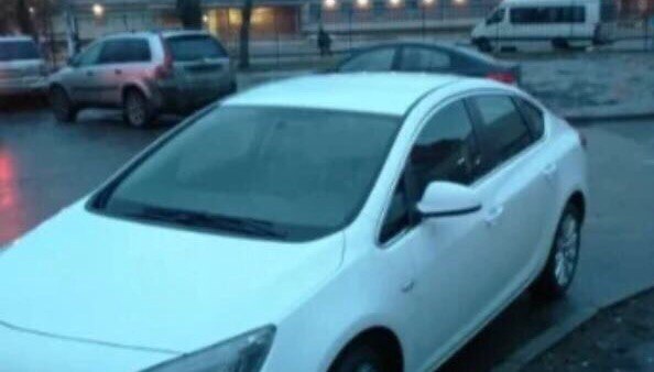 В ночь на 12 августа от дома 32 по проспекту Кузнецова угнали автомобиль Opel Astra J седан белого ц...