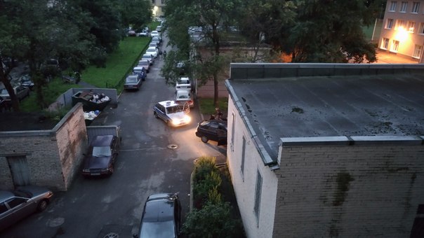 В 4:28 утра пьяный водитель во дворе дома 27 по Большеохтинскому проспекту уезжал от полиции и вре...