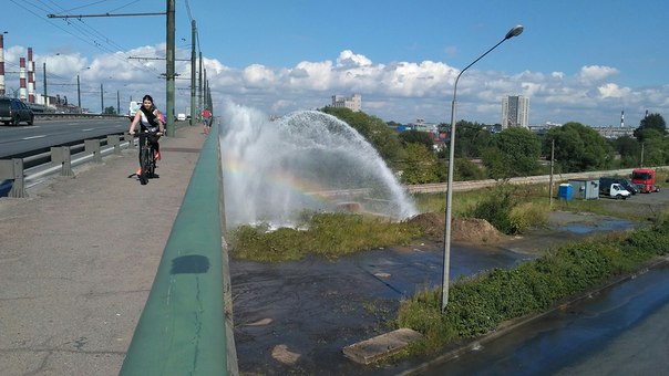 Под мостом Жукова прорвало трубу, аварийная уже на месте, всем хорошего настроения)