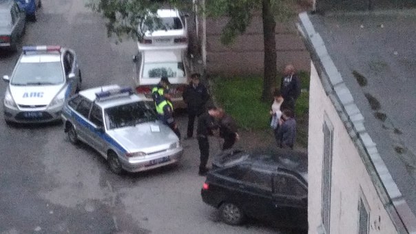 В 4:28 утра пьяный водитель во дворе дома 27 по Большеохтинскому проспекту уезжал от полиции и вре...