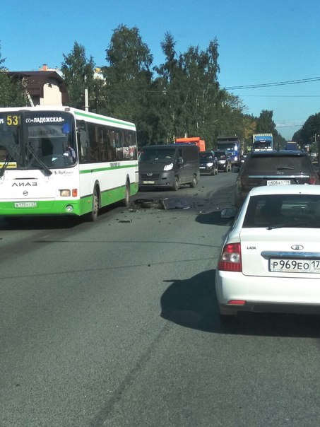 Серьезное ДТП во Всеволожске в Южном. Шаланда в кювете, с другой стороны в кювете кроссовер Hyundai. С...