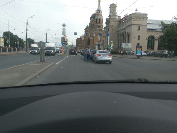 Только что сыграли в "троечка" на обводном пересечении с Измайловским.Рассматривают свои царапины с ...