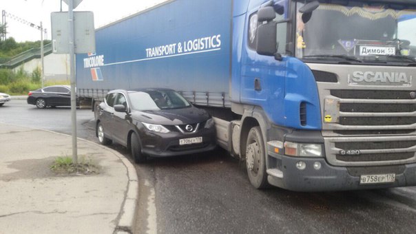 На Парнасе при выезде с проспекта Культуры на Верхнюю улицу при правом повороте Скания прижала Нисса...