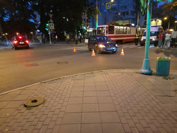 На перекрестке у дома судей (Савушкина 77) сбили мотоциклиста , движения затруднено , трамваи стоят