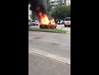 На Ленинском во дворе дома 93/2 горит машина -приехали пожарные и полиция -как говорят подожги малол...