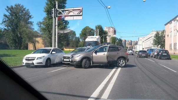 Дедушка на Qashqai въехал в мужчину на Ладе Веста. Мужик был очень расстрооен. Место происшествия - ...