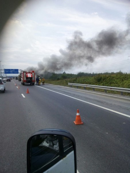 На Киевском шоссе горит самосвал у поворота на Малое Карлино