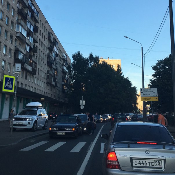 ДТП у пешеходного перехода на Белградской, заблокировали проезд к проспекту Славы. Объезжают по встр...