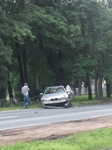 На пустой дороге Петровского проспекта не вписался в поворот, на оба живы.