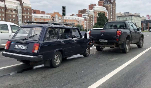 ВАЗ универсал врезался в пикап Mitsubishi L200 на Поклонной горе