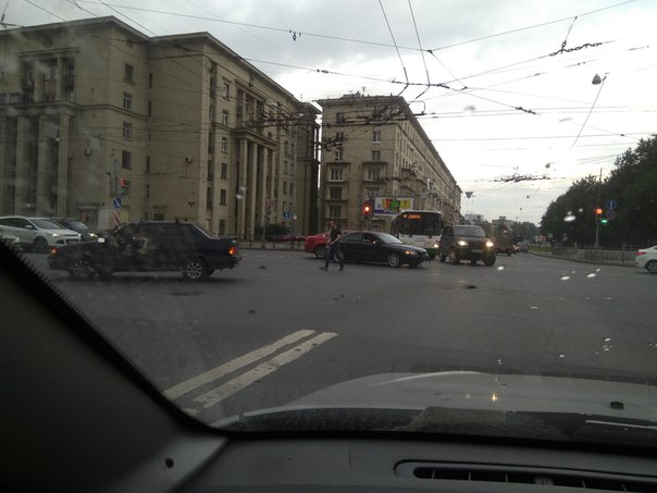 На перекрестке улиц Седова и Ивановской столкнулись Лада и Volvo. У Лады минус правая сторона.