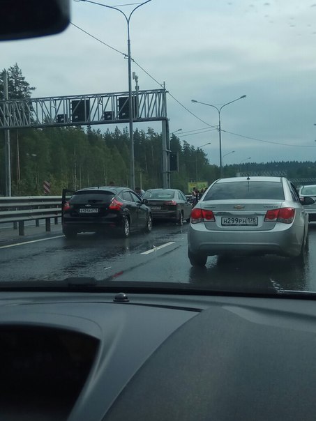 На Ново-Приозерском шоссе на р. Охте в направлении города, собрано 3 машины, движение медленное