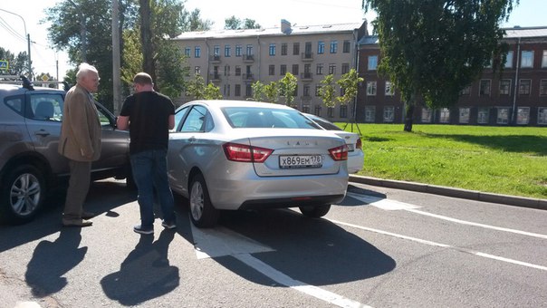 Дедушка на Qashqai въехал в мужчину на Ладе Веста. Мужик был очень расстрооен. Место происшествия - ...