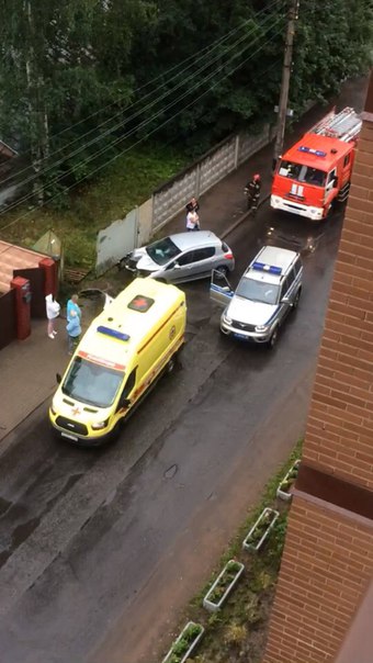 На Цемяночной улице в Сестрорецке , в 12:43 девушка на Peugeot врезалась в забор.