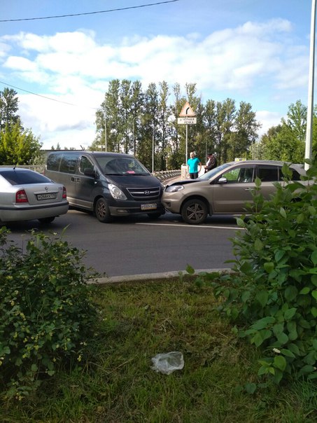 Поцелуй микроавтобуса Hyundai и Renault Колеос на пересечении наб Чёрный Речки и Матроса Железняка.