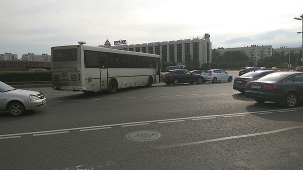 На Площади Победы в сторону Московского проспекта, автобус и две легковушки