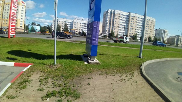 В Сестрорецке, напротив Несте стоят 4 машины с пробитаии колесами, у кого-то по 2. в правом ряду пе...
