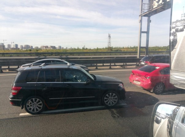 5 машин столкнулось на внешнем кольце, перед съездом на Москву, одну развернуло