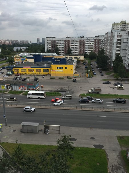 На проспекте Большевиков, таксист не очень внимательно выехал со двора в крайнюю левую полосу, но не...