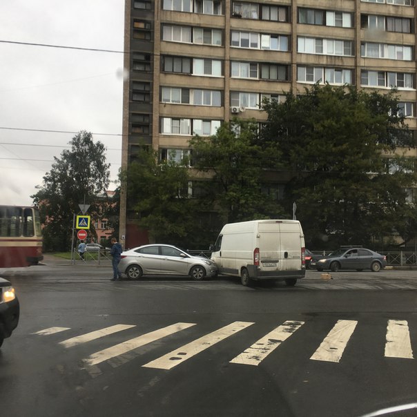 На Трефолева,около дома 35,Микроавтобус выскочил с Баррикадной улицы под Solaris,трамваи в сторону С...