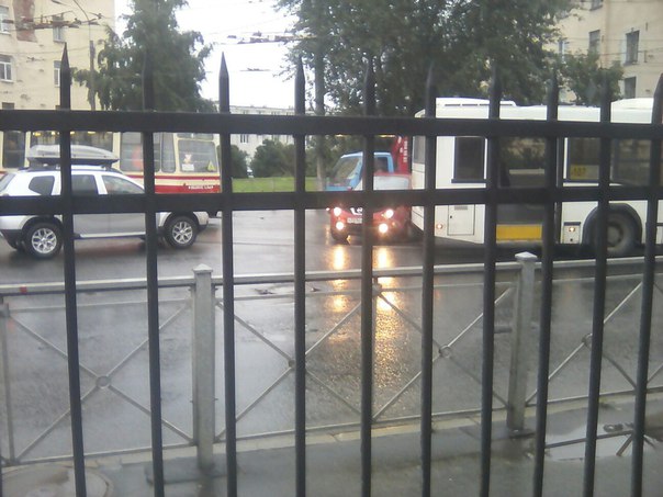 На перекрёстке Кондратьевского и Арсенальной Дамочка на Джуке протаранила трамвай и задела автобус,