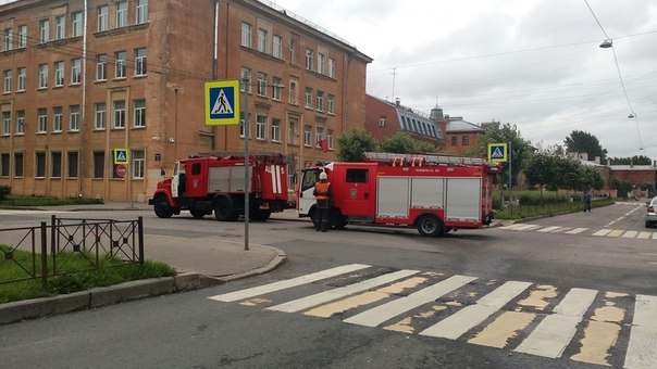 В 9 утра на Клинском проспекте у школы 306, громкоговоритель говорит "Внимание пожарная тревога",