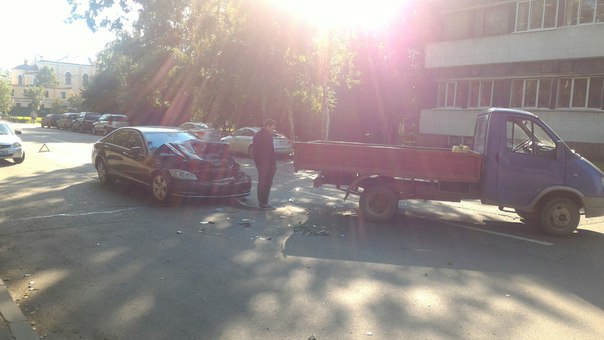 На Атаманской улице Mercedes S класса в кузове W221 въехал в Газель , нанеся себе огромный ущерб в в...