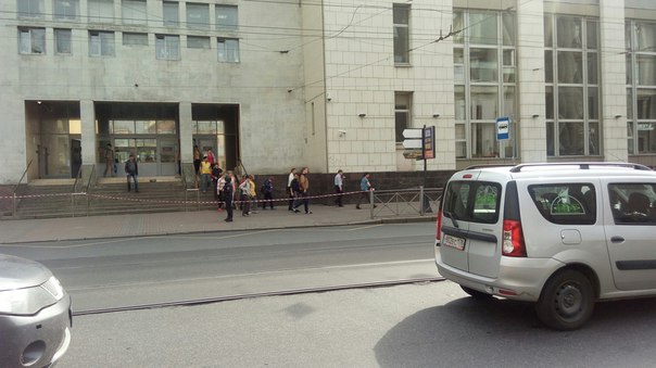 Эвакуируют Финляндский вокзал. На светофоре регулировщики разворачивают всех кто едет в сторону Комс...