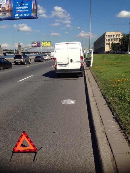 Стою на аварийках перед Большеохтинским мостом в сторону центра,на набережной!!!