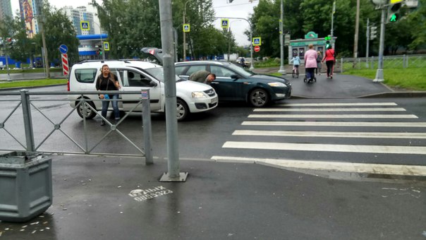 На Королева 48, водители Ларгуса и Мондео устроили ДТП перед пешеходным переходом