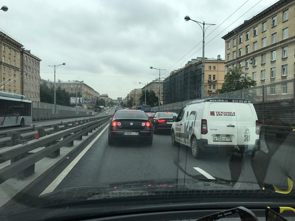 ДТП 9:35 напротив метро Автово. Автобус и ford с восклицательным знаком.