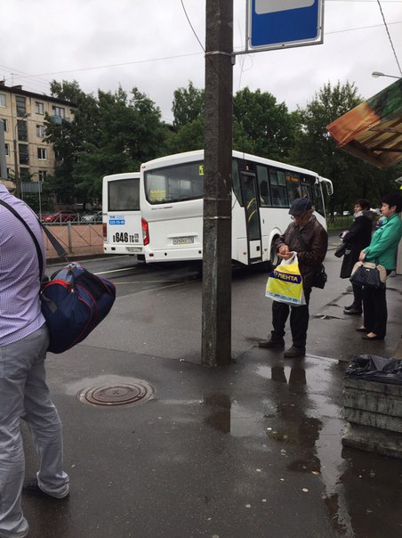 Перекрёсток замшина мечникова , три аварии, пока пробки нет, проезд по замшина в сторону сезона затр...